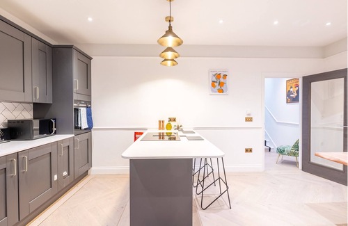 Fulwell and Hampton Hill House | The StanleyModern 3/4BED 3BATH | Comfort & Style