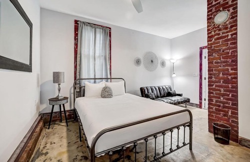Springfield Apartment | The Staple Apartment Unit 1 - Free parking