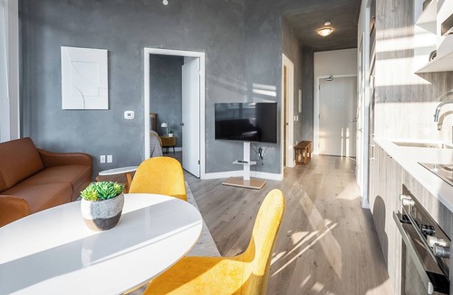 Central Waterfront Apartment | The Sugaria: DT "Waterfront Communities" brand new 1bedroom 2beds condo