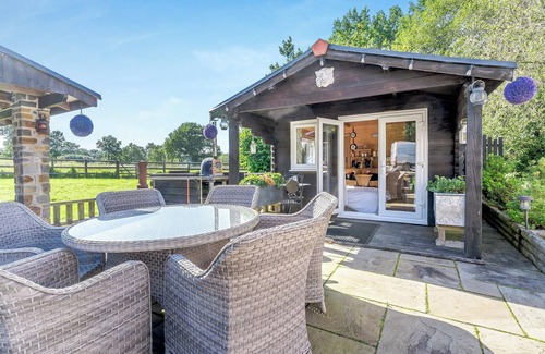 Llandeilo Cottage | The Summer House - UK45102