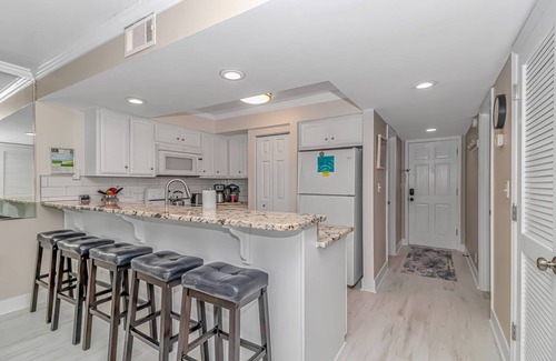 Surfside Beach Condo | The sun is coming back! 3 day minimum 1st floor! n3 night minimum! Five Star!