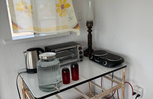Tecopa Apartment | The Sun Room at Lake Tecopann