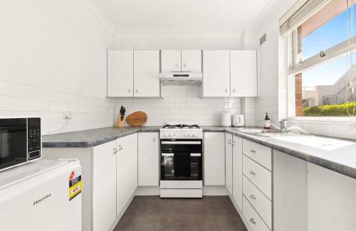 Mosman Apartment | The Sunlit Fern - Minutes from Dining & Coastline