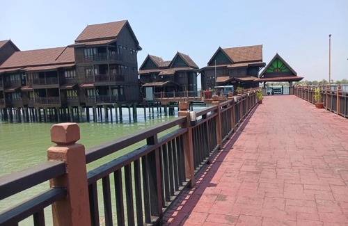 Kuala Teriang Cabin | the sunset view lagoon suite