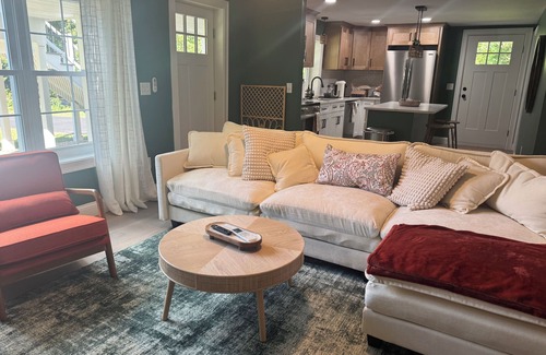 Bliss Corner Apartment | The Sweet Escape – Stylish Beach Retreat in Padanaram w/private beach access