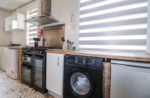 Newquay House | THE THREE TEES, pet friendly, character holiday cottage in Newquay