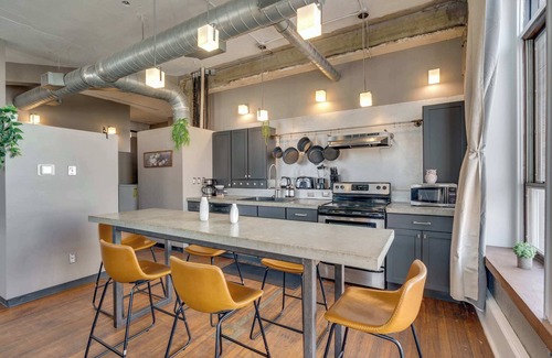 Civil Rights Historic District Apartment | The Timeless Flat| Pool Table| Covered Parking |DT