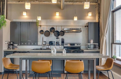 Civil Rights Historic District Apartment | The Timeless Flat| Pool Table| Covered Parking |DT