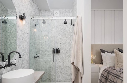 Porepunkah Cottage | The Tradesman's Cottage - Falling from the pages of a Home Styling Magazine, this 3-bedroom, 3-bathroom cottage is perfectly suited to families or a couples weekend away.