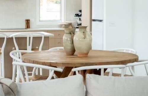 Porepunkah Cottage | The Tradesman's Quarters - Falling from the pages of a Home Styling Magazine, this 3 bedroom, 2 bathroom cottage is perfectly suited to families or a couple’s weekend away.