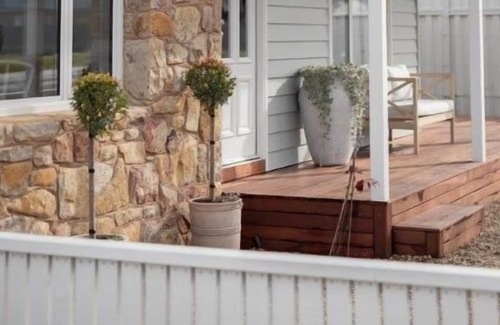Porepunkah Cottage | The Tradesman's Quarters - Falling from the pages of a Home Styling Magazine, this 3 bedroom, 2 bathroom cottage is perfectly suited to families or a couple’s weekend away.