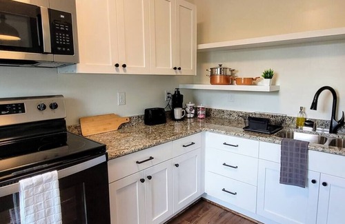Tazewell Apartment | The Traveler on Main - Suite #7- ADA Compliant- Across the Street from Back of the Dragon!