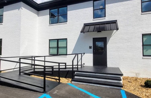 Tazewell Apartment | The Traveler on Main - Suite #7- ADA Compliant- Across the Street from Back of the Dragon!