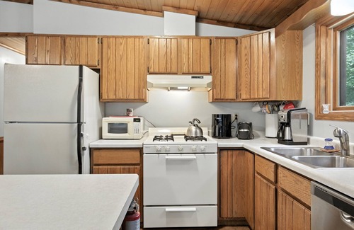 Phelps Cabin | The Treehouse Lakes & Trails Cabin 3 Bedroom Cabin