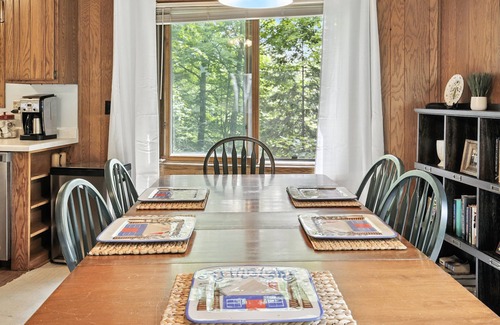 Phelps Cabin | The Treehouse Lakes & Trails Cabin 3 Bedroom Cabin