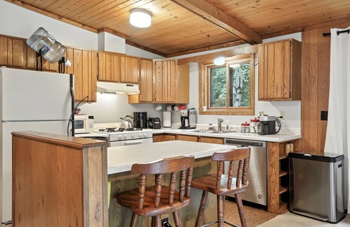 Phelps Cabin | The Treehouse Lakes & Trails Cabin 3 Bedroom Cabin