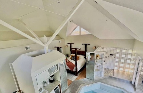 Bryan Villa | The Treehouse with 3 King beds and one Queen