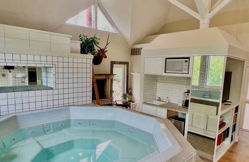 Bryan Villa | The Treehouse with 3 King beds and one Queen