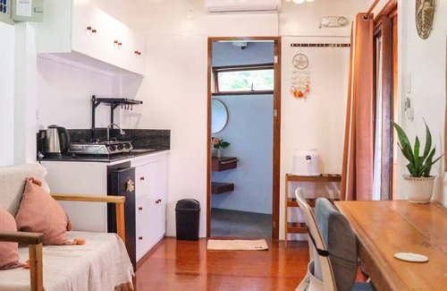 Catangnan Apartment | The Treetop Room - Comfy apartment with workspace