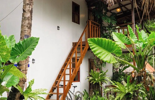 Catangnan Apartment | The Treetop Room - Comfy apartment with workspace