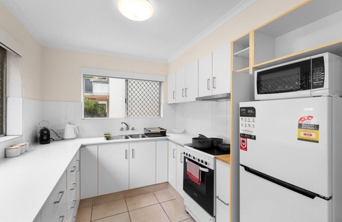 Surfers Paradise Apartment | The Tropical - Simple Pet-Friendly 2BR Near Beach & Tram with AC
