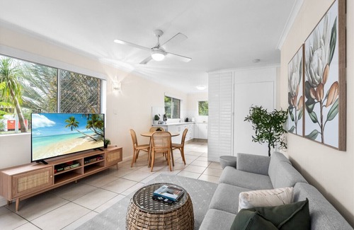 Surfers Paradise Apartment | The Tropical - Simple Pet-Friendly 2BR Near Beach & Tram with AC
