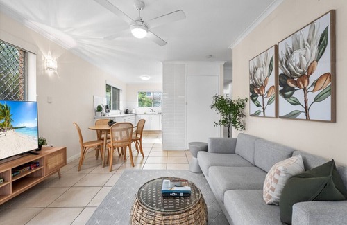 Surfers Paradise Apartment | The Tropical - Simple Pet-Friendly 2BR Near Beach & Tram with AC