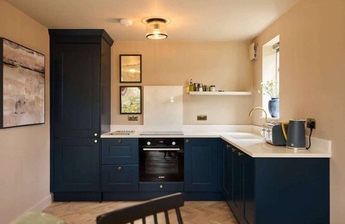 London Borough of Hounslow Apartment | The Twickenham Wonder - 1 Bdr Flat with Parking