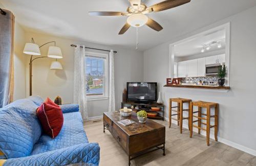 Hendersonville House | The Twisted Maple - Dogs Stay Free!