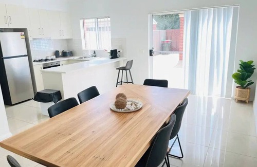 Wagga Wagga Apartment | The ultimate blend of city convenience a& home comfort at this modern townhouse