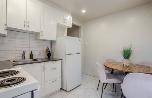 Cote-Des-Neiges—Notre-Dame-De-Grace Apartment | The Uptown Retreat|Stylish 3BR in NDG