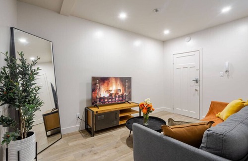 Cote-Des-Neiges—Notre-Dame-De-Grace Apartment | The Uptown Retreat|Stylish 3BR in NDG