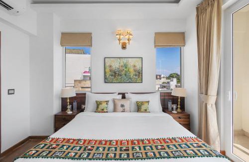 DLF Phase 3 Apartment | The Urban Bloom - Spacious 4BHK Near Metro and CyberHub