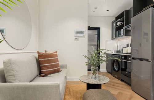 Flora Park Apartment | The Valour Designer Suite | De Waterkant