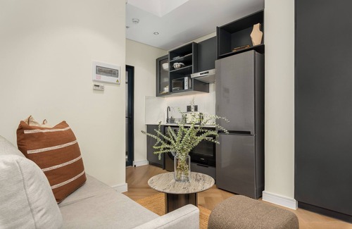 Flora Park Apartment | The Valour Designer Suite | De Waterkant