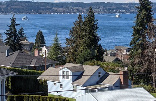 Mukilteo House | The View!! 5 mins to the Whidbey Ferry and Sounder train, 10 mins to Paine Field