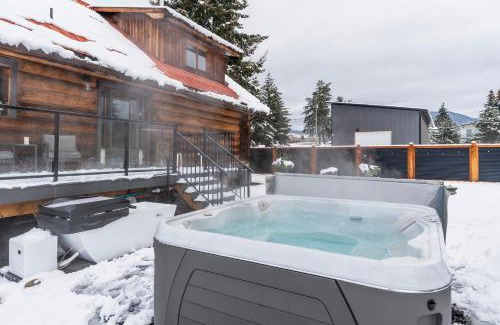Vernon Ski Chalet | The View Point Lodge Cozy Log House with Hot Tub