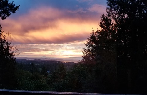 Metchosin House | The View Suite - stunning 2-acres & hot tub