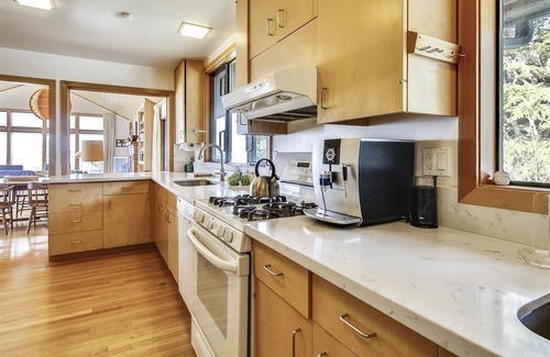 Cannon Beach House | The Viewpoint - Oceanfront! - Beachcomber Vacation Homes