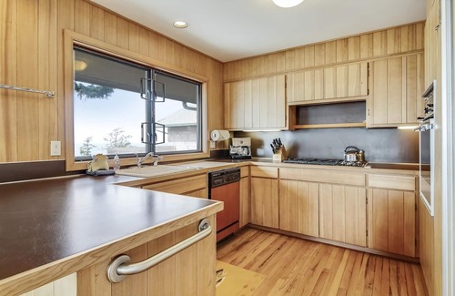Cannon Beach House | The Viewpoint - Oceanfront! - Beachcomber Vacation Homes