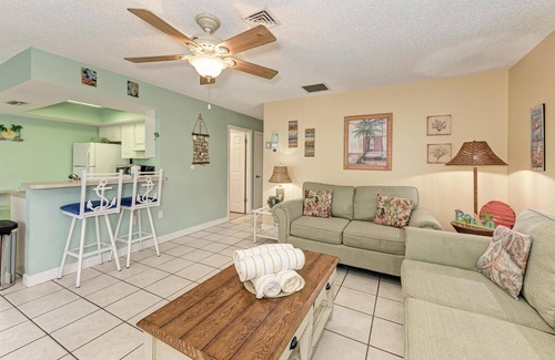 Holmes Beach Condo | The Villas 3B in Holmes Beach - 2BR Condo with Pool - By Island Real Estate Vaca
