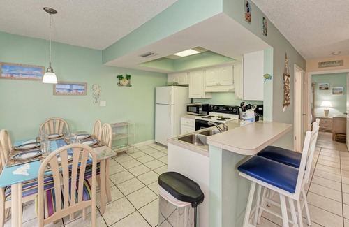 Holmes Beach Condo | The Villas 3B in Holmes Beach - 2BR Condo with Pool - By Island Real Estate Vaca