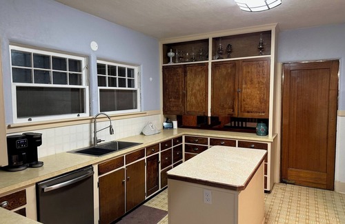 Pendleton House | The Vinson HousenHistoric 5 bedroom 2 bath ranch house