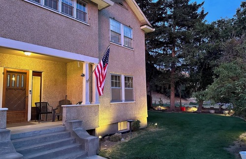 Pendleton House | The Vinson HousenHistoric 5 bedroom 2 bath ranch house