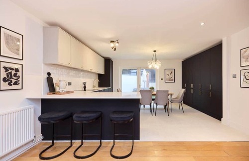 Abbey Road House | The Violet Hill Haven - 3BDR Home with Garden