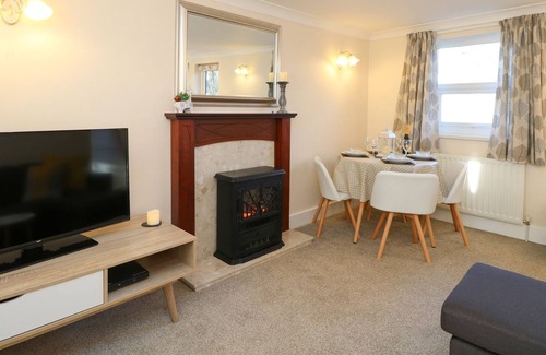 Coltishall Cottage | THE WAITING ROOM, family friendly, with a garden in Coltishall