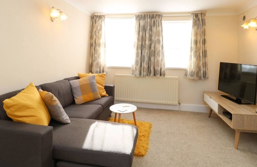 Coltishall Cottage | THE WAITING ROOM, family friendly, with a garden in Coltishall
