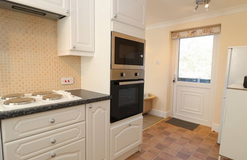 Coltishall Cottage | THE WAITING ROOM, family friendly, with a garden in Coltishall