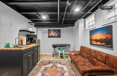 Shadyside Apartment | The Walnut Suites - The Emerald Suite