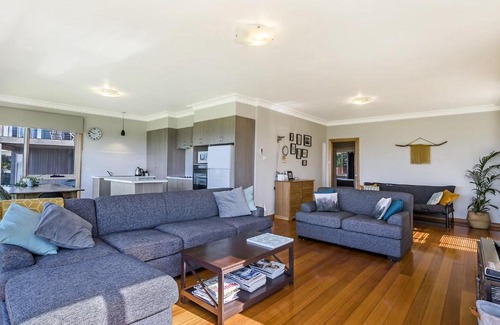Port Fairy House | The Waves